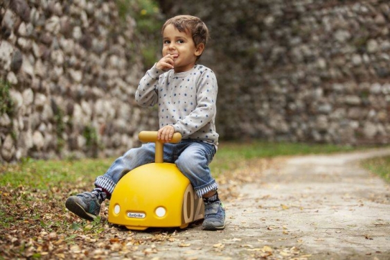 Żółty jeździk Ginetta Mini Eolo Italtrike